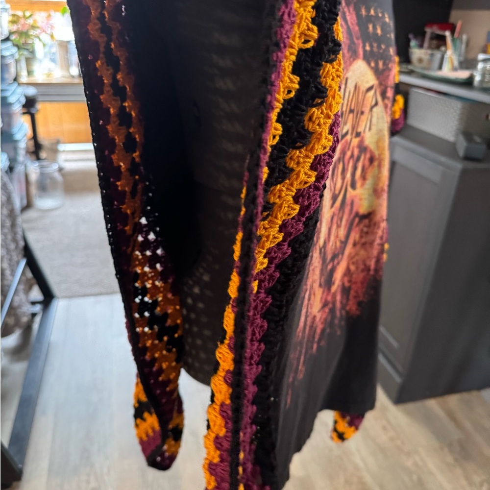 Slayer Graphic Crochet-Sleeve Tunic Top in Black and Rust - Picture 4 of 5